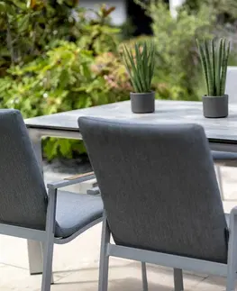 Stoličky Diamond záhradná jedálenská stolička s teakovými podrúčkami strieborná