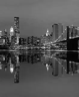Samolepiace tapety Samolepiaca fototapeta čiernobiely most v Manhattane