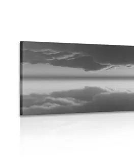 Čiernobiele obrazy Obraz skala pod oblakmi v čiernobielom prevedení