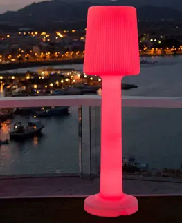 Vonkajšie osvetlenie terasy Newgarden Newgarden Carmen stojaca lampa batéria výška 110cm