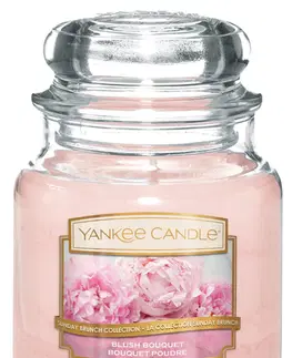 Vonné sviečky a svietniky Vonná sviečka Yankee Candle stredná Blush bouquet