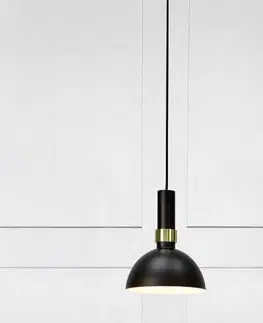 Závesné svietidlá Markslöjd Čierna závesná lampa Larry s mosadzným detailom