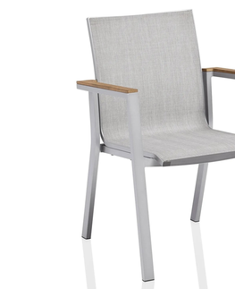 Stoličky Rasmus záhradná jedálenská stolička s teakovými podrúčkami svetlo sivá