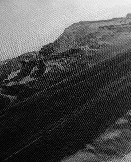 Čiernobiele obrazy Obraz skvostný západ slnka nad horami v čiernobielom prevedení
