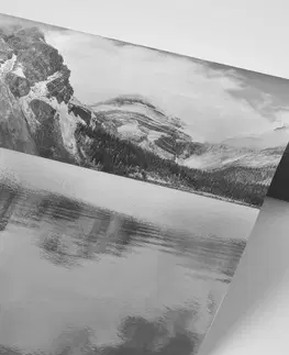 Samolepiace tapety Samolepiaca fototapeta jazero poblíž hory v čiernobielom