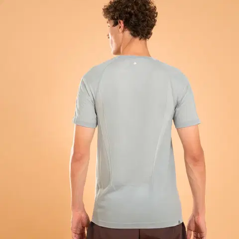 fitnes Pánske bezšvové tričko na jogu druhá koža svetlosivé
