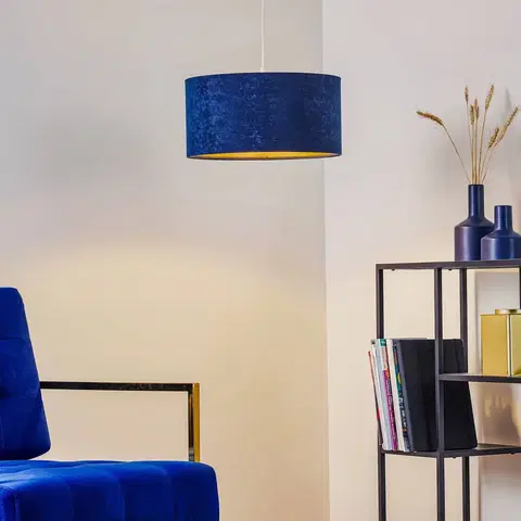 Závesné svietidlá Maco Design Zamatové závesné svetlo Lobelia so zlatým interiérom