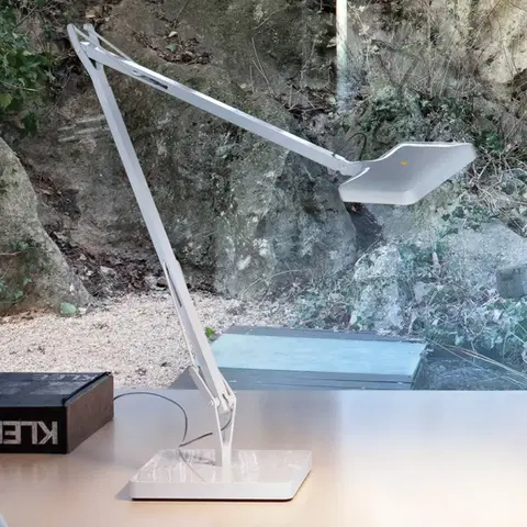 Stolové lampy FLOS FLOS Kelvin Edge biela LED lampa na písací stôl