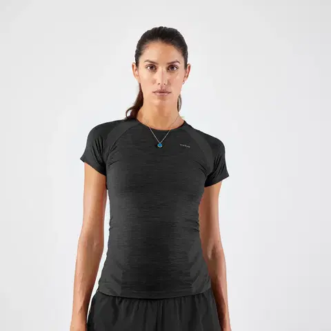nordic walking Dámske bežecké bezšvové tričko Run 500 Comfort Slim sivo-čierne