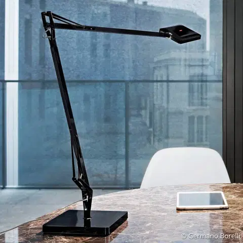 Stolové lampy FLOS FLOS Kelvin Edge čierna LED lampa na písací stôl
